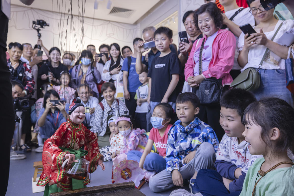 5月1日，广州市白鹅潭大湾区艺术中心非物质文化遗产馆内，精彩的梅县提线木偶戏表演吸引了众多游客驻足观赏。 来源：人民图片网